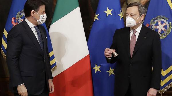 بالفيديو : ماذا يعني تسليم الجرس لرئيس الوزراء الإيطالي الجديد في تقليد الحكومة؟