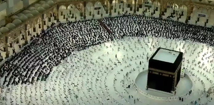 امتلاء صحن الطواف بالمصلين للمرة الأولى منذ بدء الجائحة ..  فيديو  