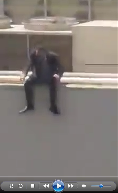بالفيديو  .. مواطن يهدد بالانتحار من فوق مبنى مستشفى الجامعة الأردنية 