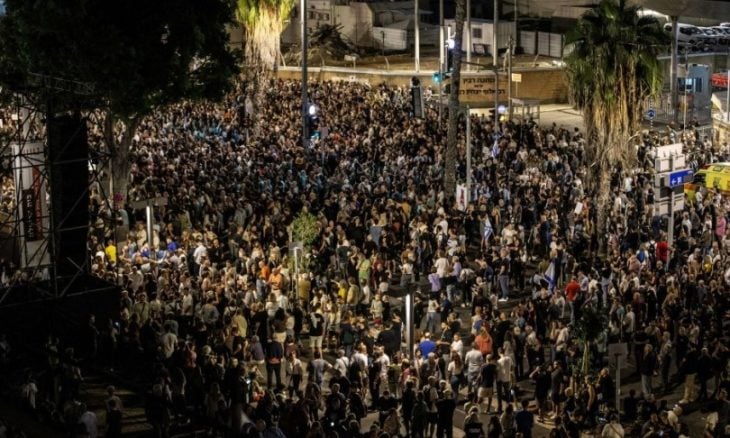 آلاف "الإسرائيليين" يتظاهرون مطالبين بإقالة نتنياهو وإعادة الأسرى من غزة