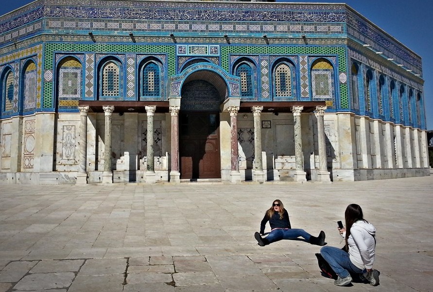 سائحات اسرائيليات بأوضاع "مُخلة" أمام المسجد الأقصى - صور