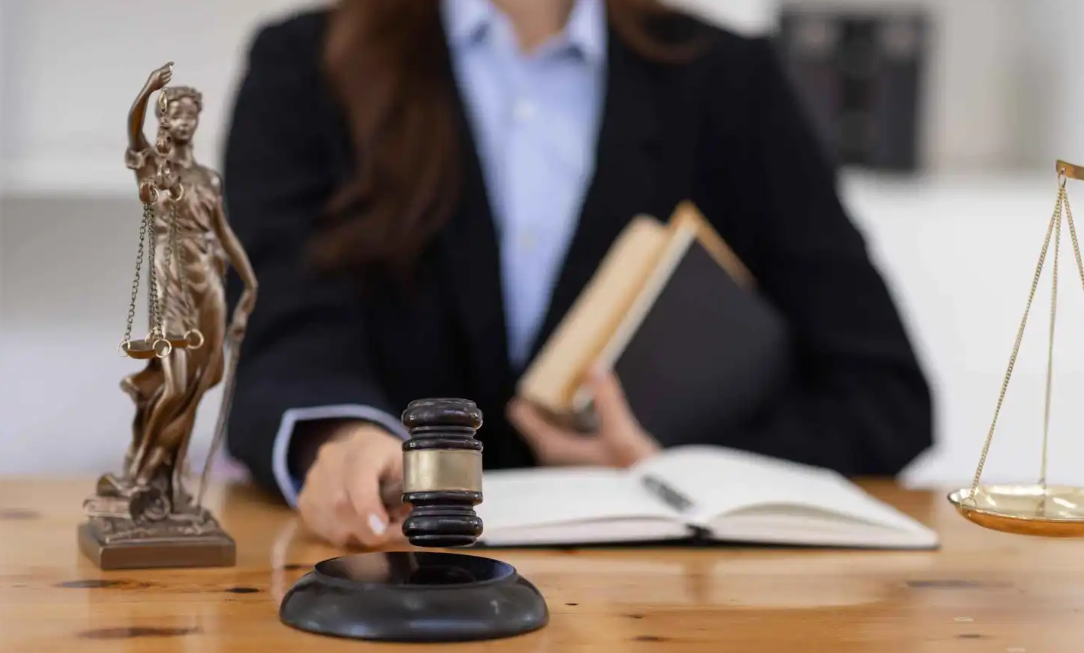 بسبب إطلالتها ..  وقف محامية مصرية عن العمل وإحالتها للمحاكمة 