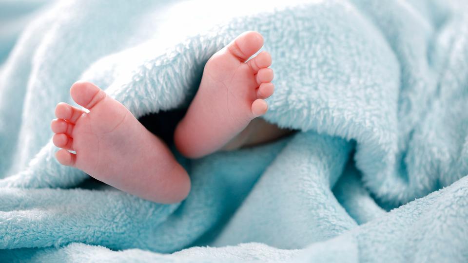 من أفظع الجرائم  ..  وحشية أب جزائري قتل رضيعه ضرباً ووضعه بالثلاجة  ..  "تفاصيل"