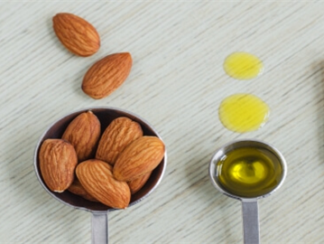 فوائد زيت اللوز المر للوجه