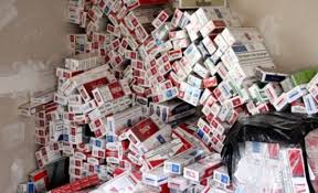 ايقاف اصحاب محلات لبيعهم دخان وتبغ المهرب