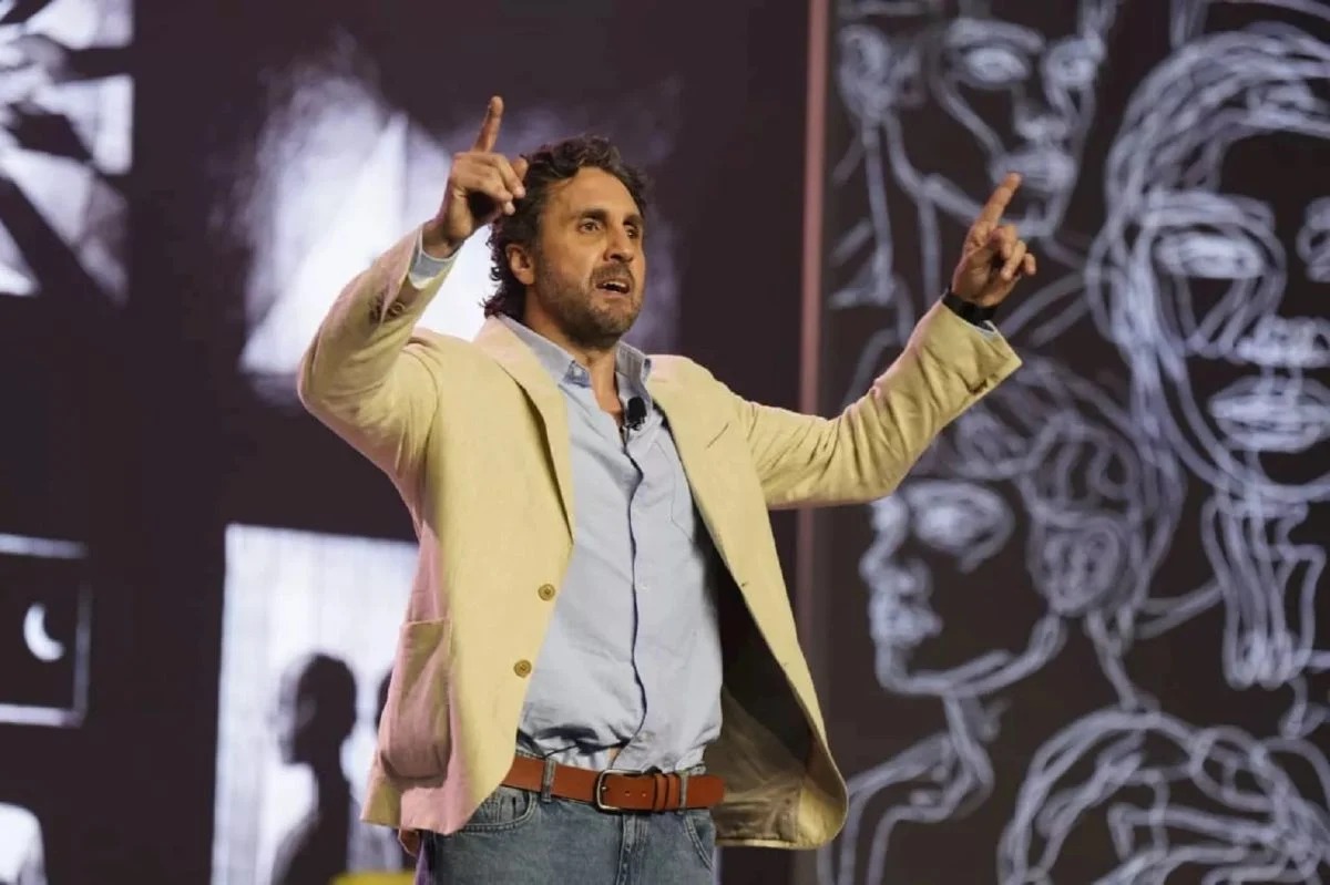 هشام ماجد يدعم المنتخب المصري بلافتة "كامل العدد" في افتتاح "خيال مريض" (صور)