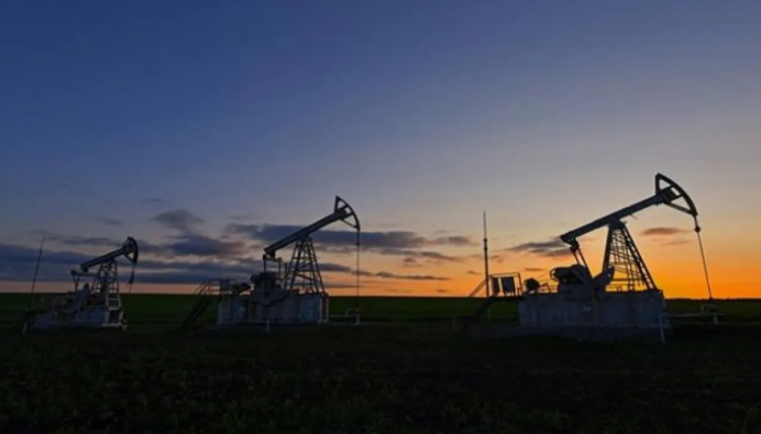 النفط يتراجع وسط بيانات ضعيفة