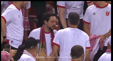 بالفيديو ..  ولي العهد يرفض الجلوس على المنصة ويصر على الجلوس بين الجمهور
