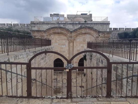 إزالة الأقفال الحديدية عن باب الرحمة في المسجد الأقصى 
