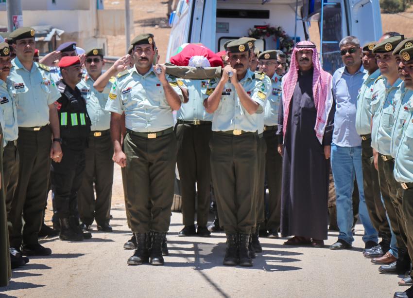 بالصور  ..  تشييع جثمان الشهيد الرقيب/1 جميل السيايدة