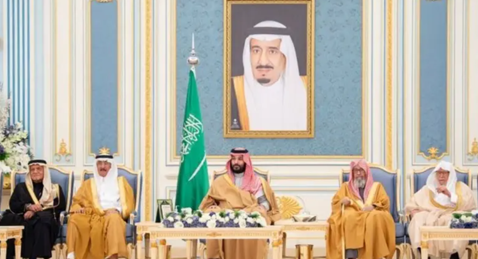 ولي العهد السعودي يستقبل المهنئين بحلول شهر رمضان