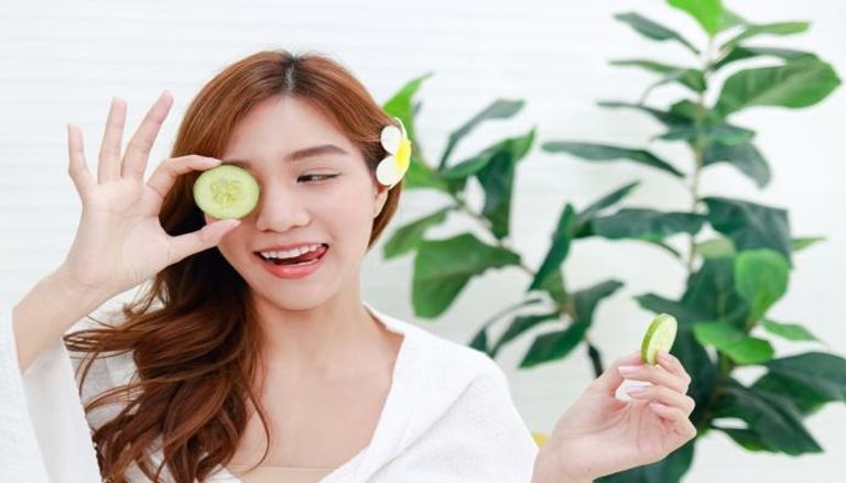 كيفية تحضير ماسك الخيار للهالات السوداء ..  وعلاجها في المنزل