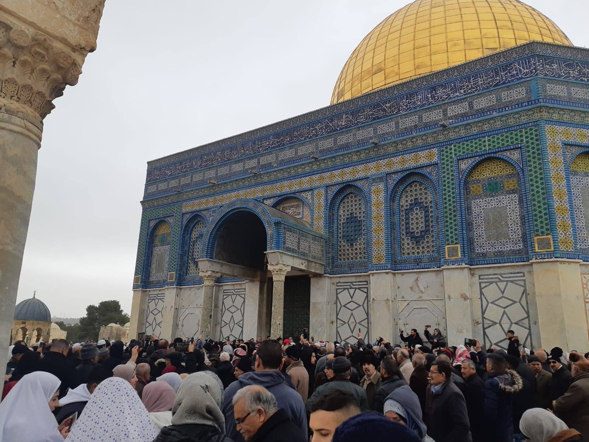 بالفيديو والصور  ..  إحباط اقتحام قبة الصخرة والاحتلال يعتدي على المصلين 