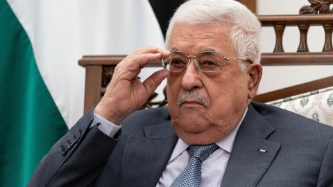 قرار "مفاجئ" أشعل غضب الفلسطينيين ..  السلطة في رام الله تتخلى عن المقاومة والأسرى وتصفهم بـ "المسلحين"- تفاصيل