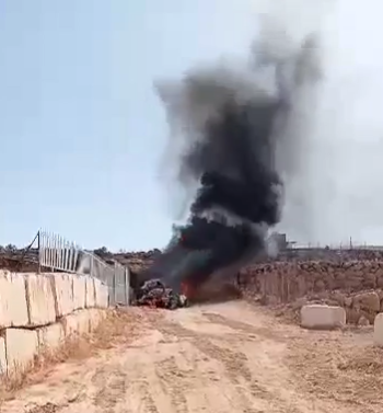 إصابة مواطن وإحراق مركبتين إثر هجوم للمستوطنين شرق رام الله