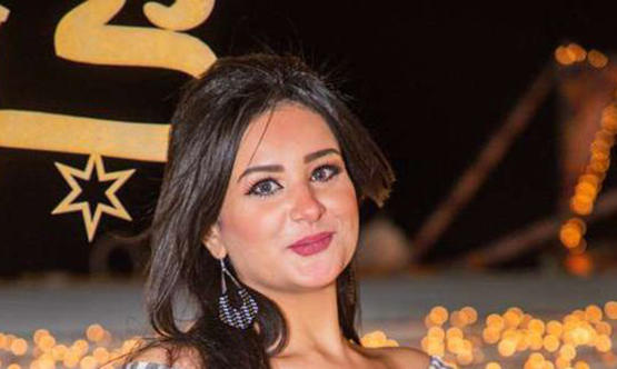 بالفيديو : مذيعة مصرية تحتفل بالخُلع من زوجها