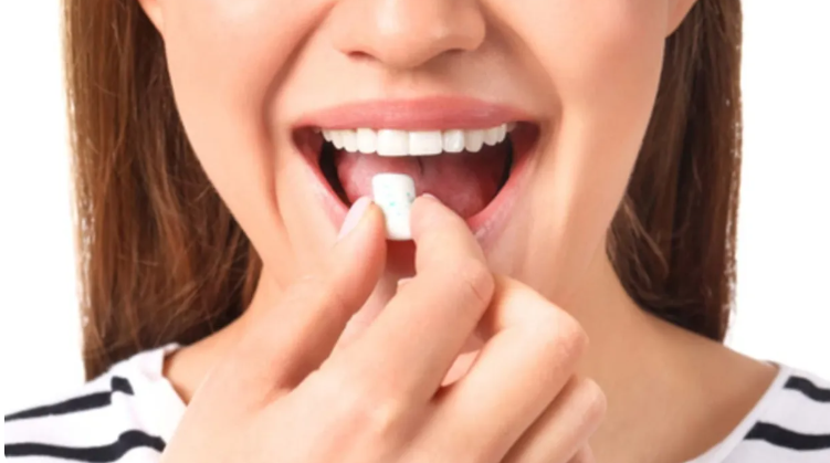 ابتلاع العلكة! ..  ماذا يحدث لجسمك؟