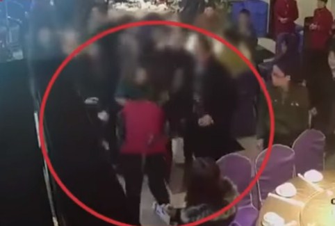بالفيديو  ..  ضرب جماعي لعاملة مطعم بسبب تأخرها في تقديم الطعام 