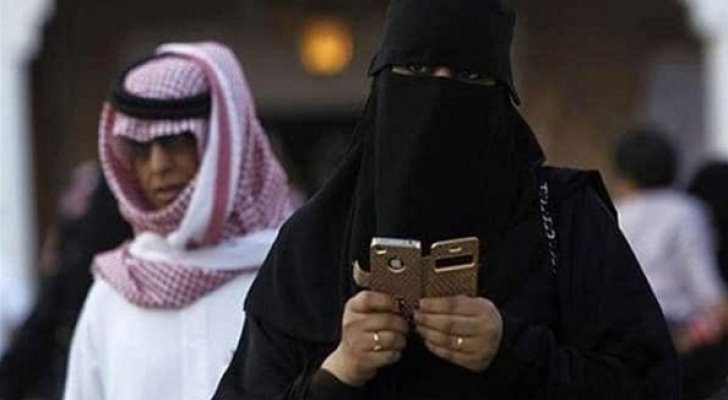 سيدة سعودية تراقب زوجها على الواتس لمدة 9 أشهر وتستنسخ كافة محادثاته بشكل دوري