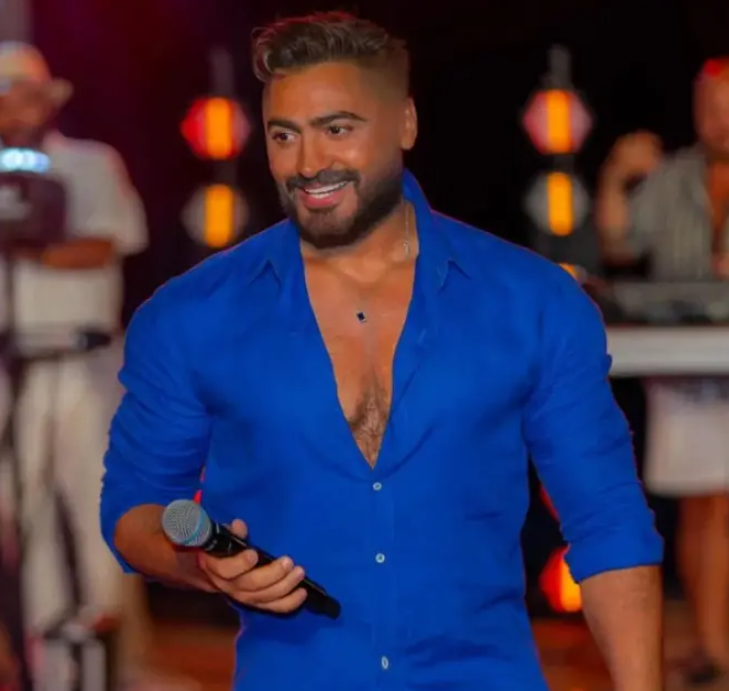 سيغني جالساً بحفله القادم ..  آخر تطورات الحالة الصحية لتامر حسني