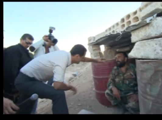 بالفيديو  ..  بشار الاسد يتابع معارك الغوطة و يتجول بين  جنوده 