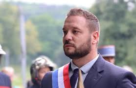 مشاكل شخصية ومشادة عنيفة مع زوجته ..  العثور على نائب فرنسي مصابا بالرأس شرق فرنسا