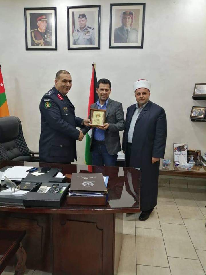 الدفاع المدني يكرم شركة الموحدون للحج والعمرة 