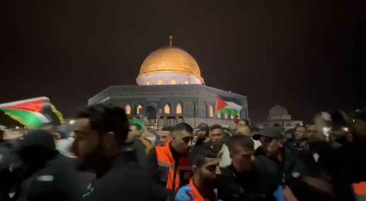 كما حدث مع أبوعاقلة ..  الاحتلال يعتدي على جنازة الشهيد الشريف