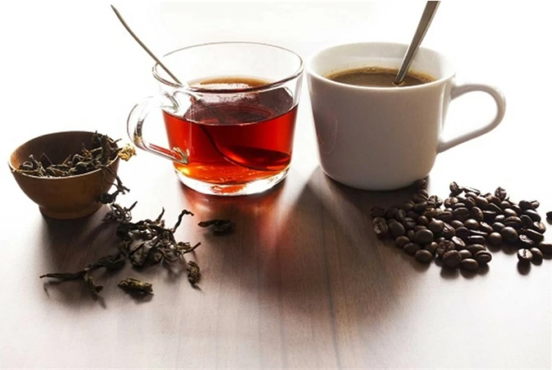 القهوة أم الشاي: أيهما أفضل لبداية يومك؟