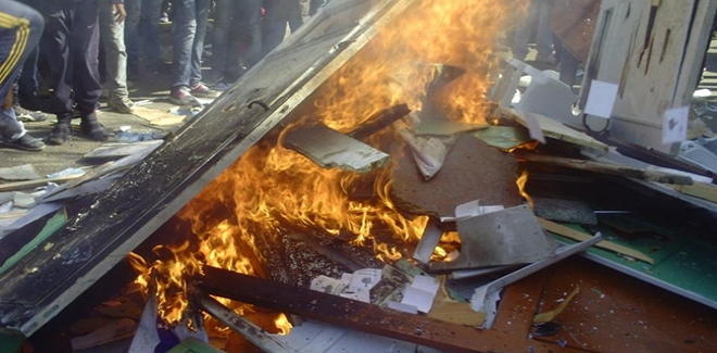 مواطن يشعل النار بمحكمة دير علا