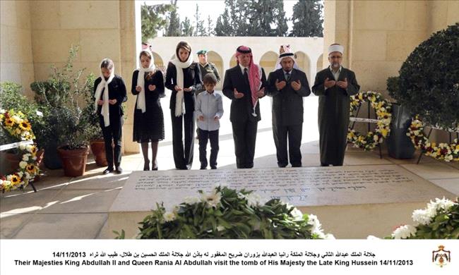 الملك والملكة يزوران ضريح المغفور له بإذن الله الملك الحسين بن طلال  ..  صور