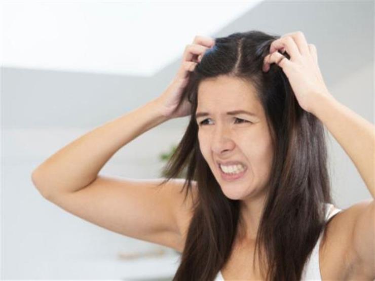 ما أسباب حكة فروة الرأس؟