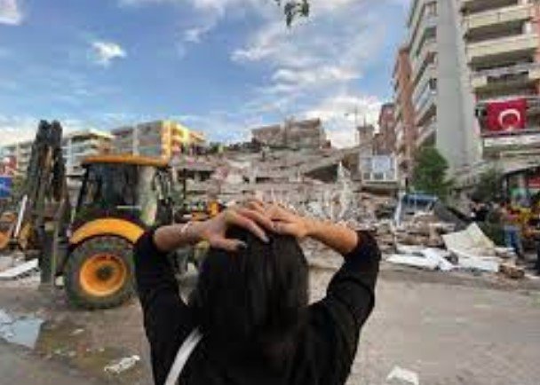 بعد مرور 257 ساعة من الزلزال ..  انقاذ امرأة من تحت الانقاذ في تركيا