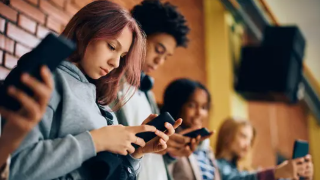 5 طرق لمقاومة إدمان تفقد هاتفك باستمرار