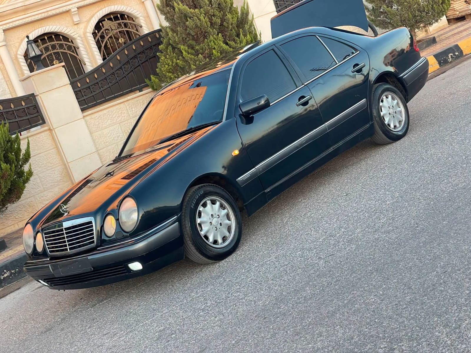 مرسيدس قرش ونص موديل 1996 للبيع