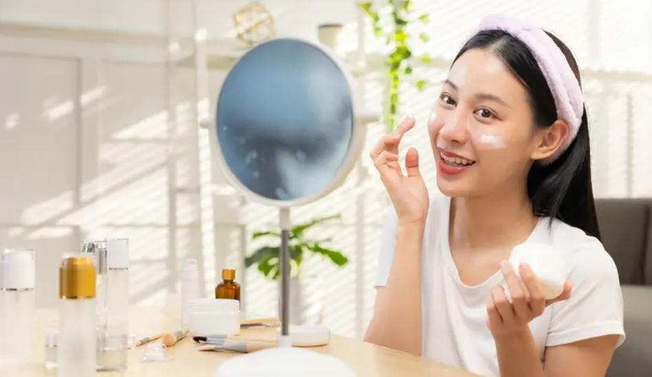 من البشرة الزجاجية إلى الذكية ..  هكذا تتغير قواعد الجمال الكوري