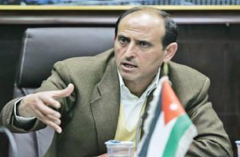 نشطاء يطالبون الزبن بالكشف عن اسم رئيس الوزراء الذي ضغط عليه لادخال ملابس "داخليه نسائيه" مسرطنه
