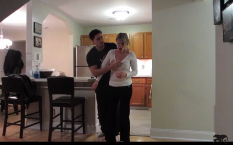 بالفيديو  ..  9 ملايين مشاهدة لشاب ينفذ مقلب في زوجته  ..  لن تصدقوا ردة فعلها