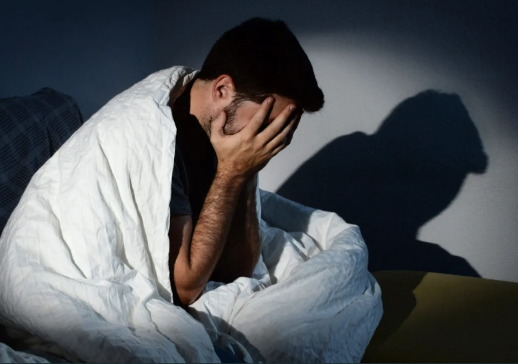 لماذا يرفض جسمك النوم رغم الإرهاق؟ ..  5 أسباب قد لا تنتبه إليها