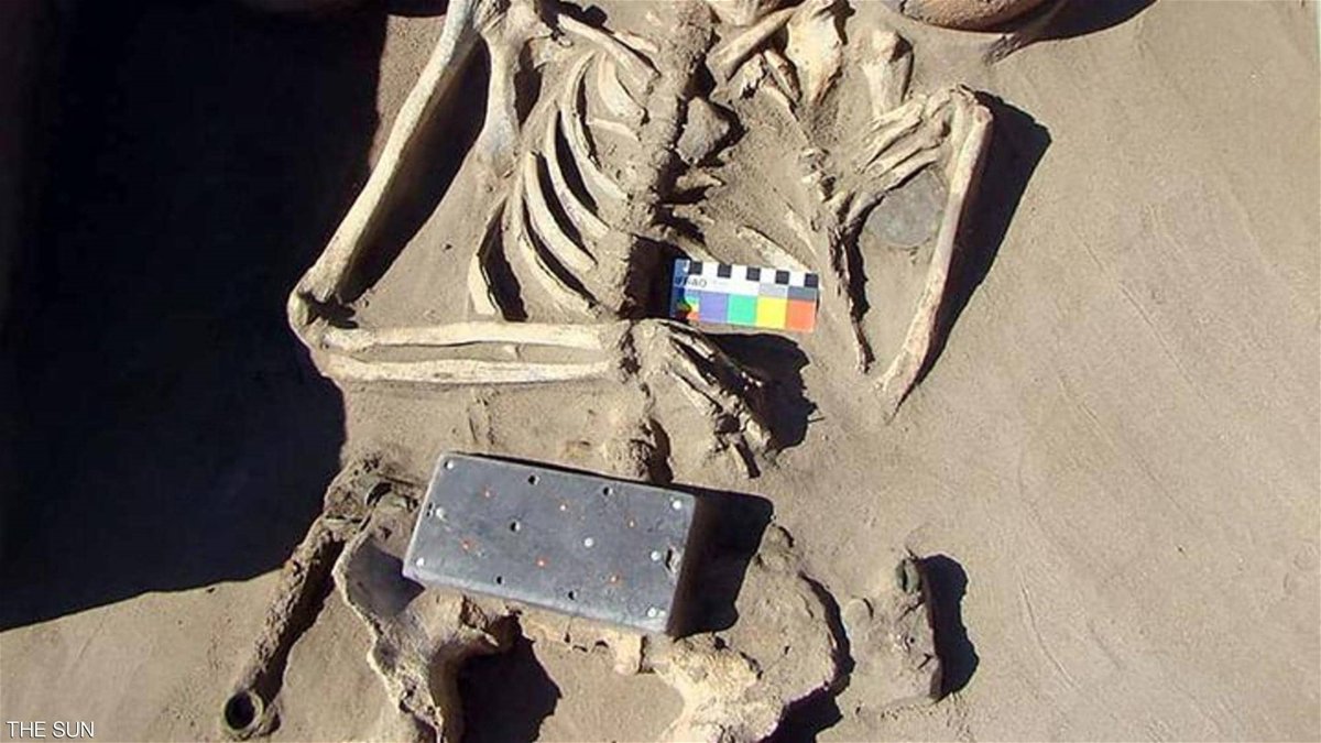 بالصور  ..  العثور على "آيفون" عمره 2000 عام ..  في قبر امرأة!