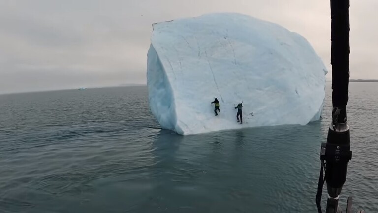 بالفيديو  ..  جبل جليدي ينقلب باثنين من المغامرين في المحيط المتجمد الشمالي