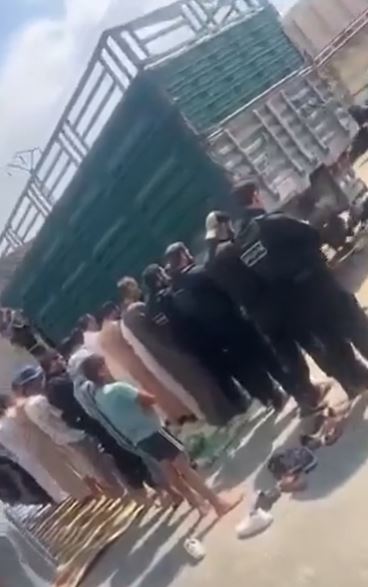 الأمن العام السوري يصلي مع المحتجين الرافضين لرفع أسعار المحروقات بسوريا ..  فيديو