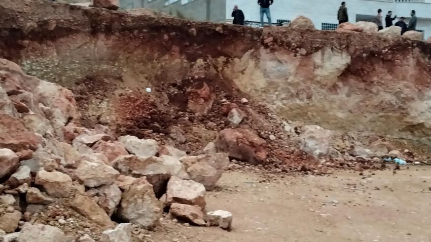 انهيار وتصدعات بشارع في جرش نتيجة أعمال حفريات ..  صور