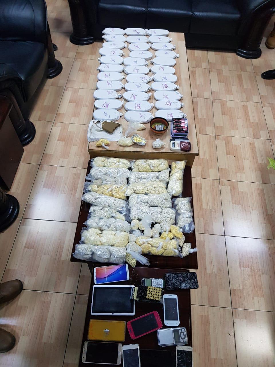 القبض على شخصين وضبط ٣٣ كفاً من مادة الحشيش و٣٠ الف حبة مخدرة خلال مداهمة لمطلوبين بعمان  .. صور 