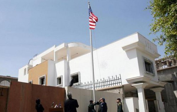 بالفيديو ..  ميلشيات ليبية  تقتحم السفارة الامريكية للسباحة  و القفز من " البلكون " !