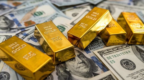 الذهب يصعد مع تراجع الدولار 