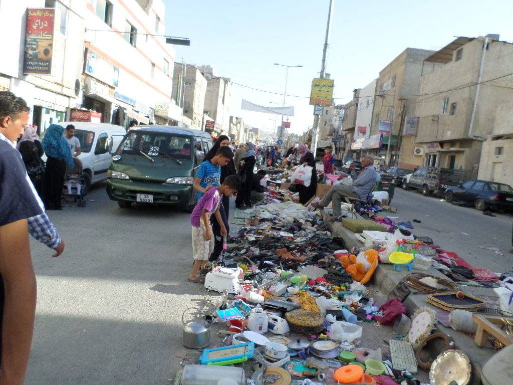 "سوق الجمعة" في مخيم البقعة يفاقم ازمة المرور ويخلف مكرهة صحية  ..  صور