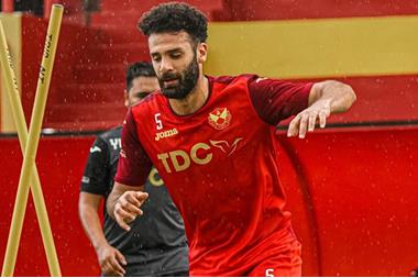  يزن العرب يركل الحكم في كأس ماليزيا 