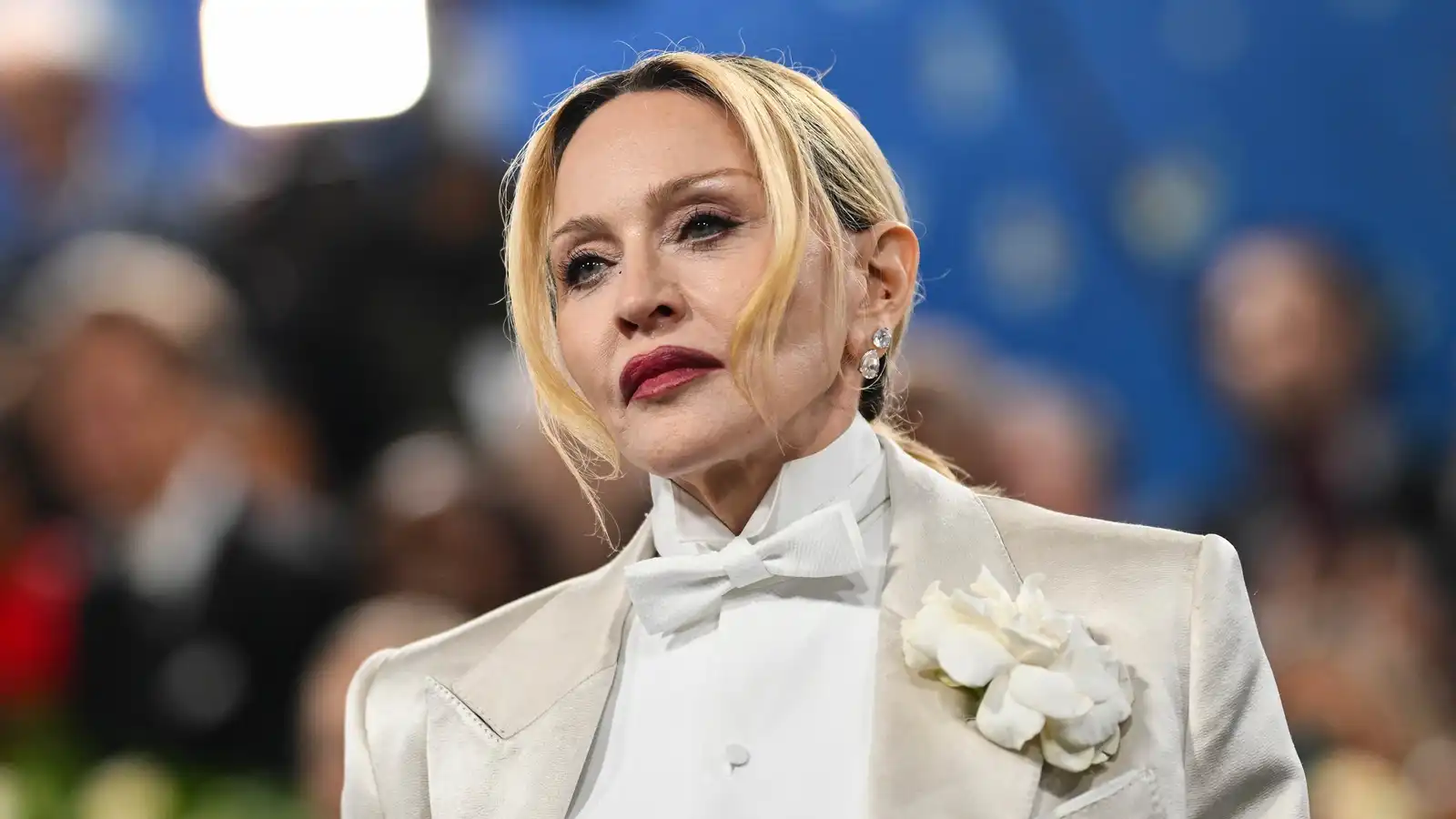 سقوط مادونا في حفل VMAs يثير الجدل ..  حادث أم تمثيل؟ 