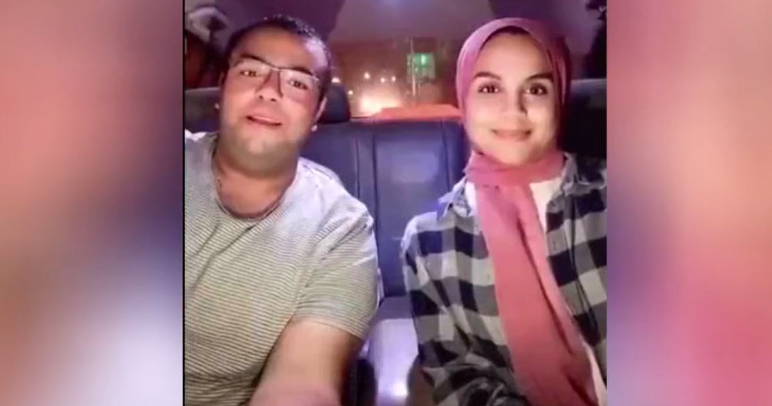 بالفيديو ..  مسلمة ومسيحي ينشدان في مدح الرسول